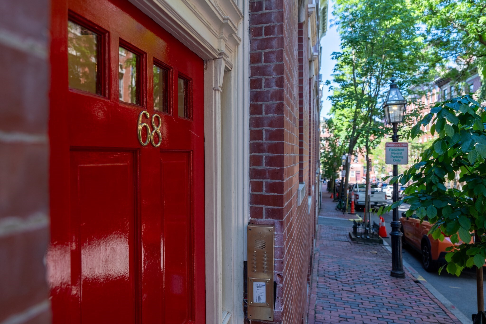 Nestled in the heart of historic Beacon Hill, this beautifully maintained 1-bedroom, 1-bath walk-up combines charm, character, and an unbeatable location. Surrounded by picturesque gas-lit streets, boutique shops, acclaimed dining, and convenient access to downtown Boston, this home offers the quintessential Beacon Hill lifestyle. Deeded parking.