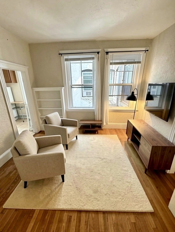Elegant Beacon Hill one-bedroom offering timeless charm and sophisticated city living. Features include exposed brick, hardwood floors, abundant natural light, and access to a common roof deck with city views. Ideally located near Boston Common, the Public Garden, MGH, Back Bay, and the Financial District, this residence presents a rare opportunity to own in one of Boston's most prestigious and sought-after neighborhoods. Perfect as a primary residence, pied-à-terre, or investment property, it offers an exceptional blend of historic character, modern comfort, and unparalleled convenience.