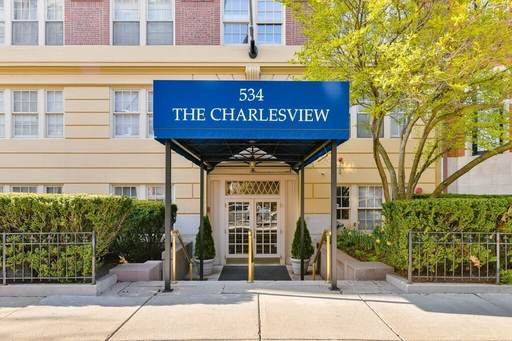 Great One Bed in a full-service building -The Charlesview.  Kitchen has granite countertops and stainless-steel appliances. Recently updated with hardwood floors in the living room.  New windows installed by the owner. High ceilings throughout.  Central AC. Common laundry, elevator building, front desk security, trash removal on each floor.  Great location near Newbury Street, easy access to schools, hospitals, parks, and the Charles River, Kenmore Square, and close to BU, MIT & Berklee.