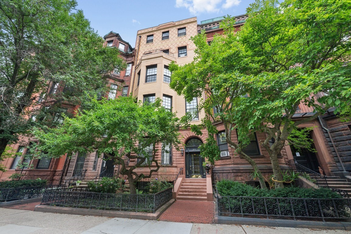 A wonderful new listing centrally located in the heart of prestigious Back Bay.  This third floor sophisticated one bedroom one bathroom unit has all the features of elegance one would expect. Prime location, sunny side of Commonwealth Avenue in between Fairfield and Exeter. Only steps away from the Quinn House. Unit has new 2024 windows overlooking the Mall providing a clear view to the Pru and energy efficiency. 10 foot ceiling height, freshly painted interior, fireplace with original tiles. Kitchen with quality appliances. Built-in book cases and abundant closets with built-in storage. Full bath with tub. Hardwood Floors. Building Elevator to all floors.  Professionally Managed Building. Home is turnkey and ready to move in.
