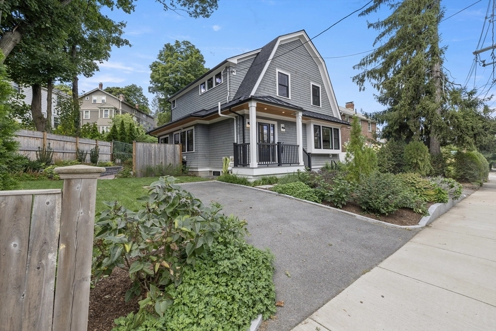 579 Centre St