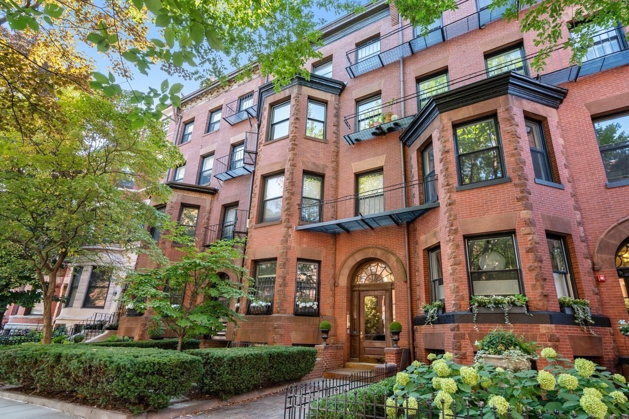 Spectacular 2nd-floor, south-facing unit on one of Back Bay's most coveted tree-lined streets! This sun-drenched one-bedroom boasts soaring high ceilings, oversized windows, and views of the Pru. The beautiful kitchen features gas cooking, stainless steel appliances, custom cabinetry, and breakfast bar seating. Lovely tiled bathroom complete with a pedestal sink. The bedroom offers a large double closet plus overhead storage. A nook in the foyer serves as the perfect home office or study area. Hardwood floors and common laundry. An incredible opportunity for investors or city dwellers. Close to train, bus, Newbury Street, Prudential Center, Trader Joe's, the Charles River Esplanade, Kenmore Square, Cambridge & more!
