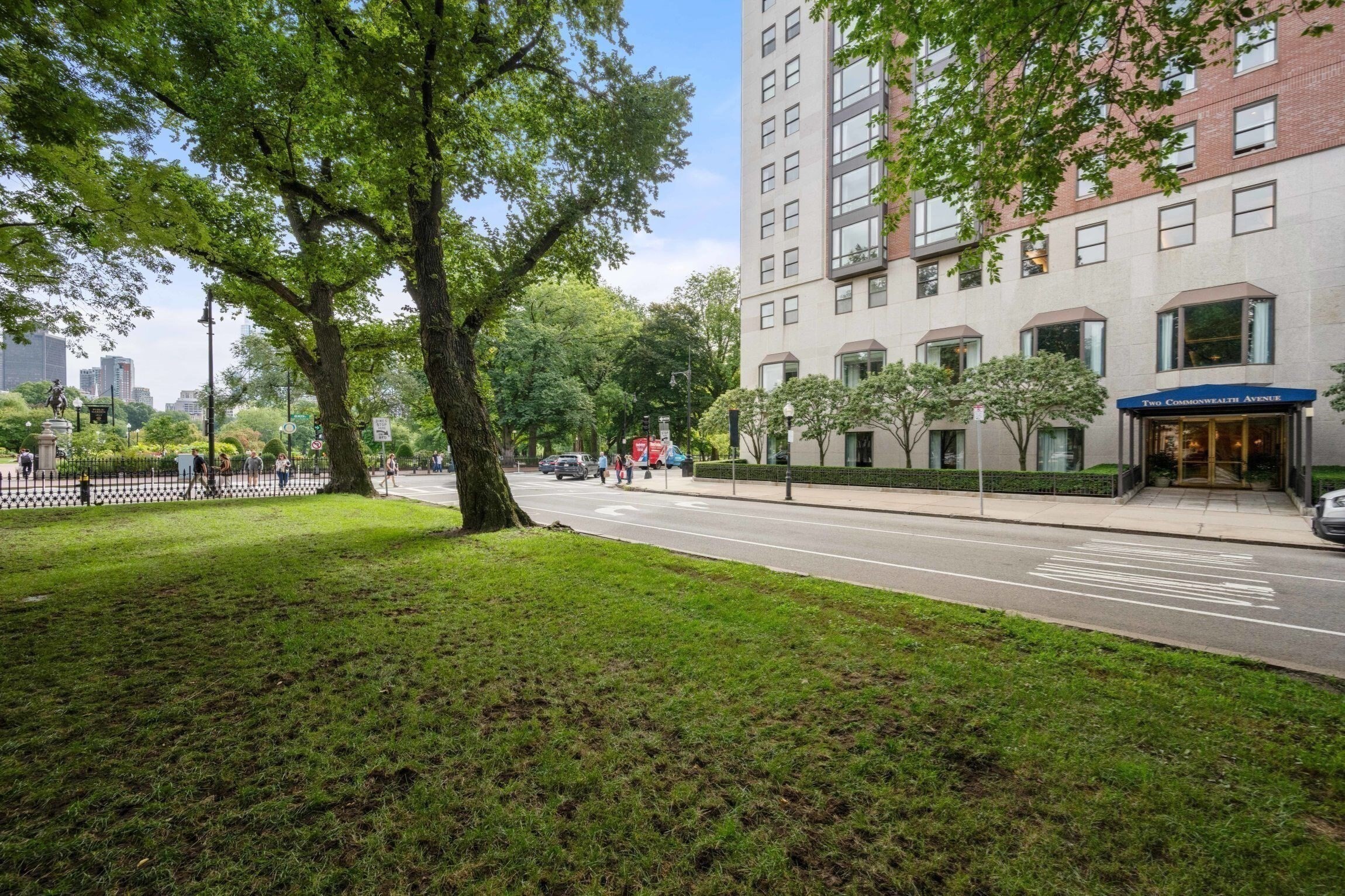 At the sought-after Carlton House on Commonwealth Avenue by the Public Garden, this sizeable duplex residence epitomizes effortless living at a prime Back Bay address adjoining The Newbury, Newbury Street’s acclaimed luxury hotel. Overlooking the magnificent tree-lined boulevard with the Public Garden as a backdrop and sweeping cityscapes all around, this comfortable residence is laid out like a private home and has 3 bedrooms, 3½ baths, an office, excellent storage, and a valet-attended garage space. A versatile living/dining room is featured along with a family/dining room where a floor-to-ceiling glassed bay showcases the wide-open vista. Privately placed on the upper level, the bedrooms feature a spacious primary suite with wardrobe room. Amidst the beauty of Boston’s Emerald Necklace parklands, The Carlton House offers elegant common spaces, 24-hour concierge and valet parking, direct access to the hotel, room service, and close proximity to Back Bay’s finest shopping and dining.