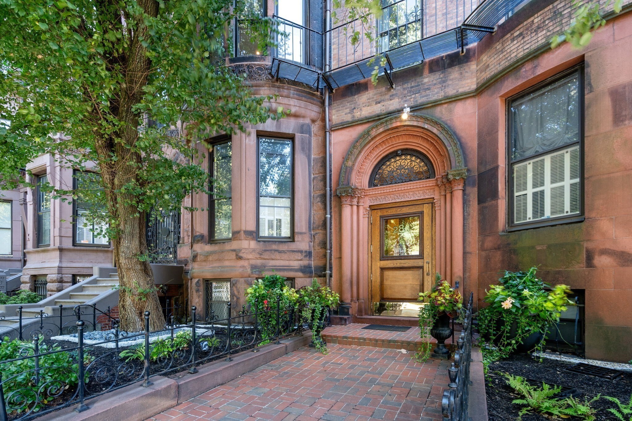 Perfectly positioned in the heart of Back Bay, this updated, elegant one-bedroom, one-bathroom condo blends timeless architectural detail with everyday comfort. Soaring ceilings with intricate crown molding, a beautiful fireplace, oversized windows that fill the home with natural light, rich hardwood floors, abundant storage, and central air create a warm and refined living environment.The professionally managed building offers an elevator, common roof deck with city views, bike storage, on-site laundry, and dedicated trash and recycling facilities for effortless city living.Ideally located on the coveted corner of Commonwealth Avenue and Gloucester Street, just moments from the Charles River Esplanade, Newbury Street’s renowned shopping and dining, and all the best of Back Bay. A rare opportunity to enjoy quintessential Boston charm in one of the city’s most iconic neighborhoods.