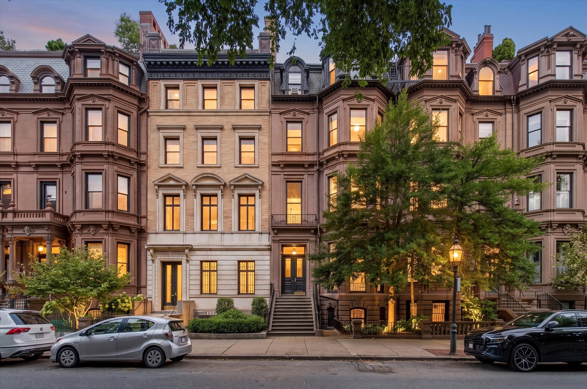 A rare parlor-level opportunity on Back Bay's coveted second block of sunny-side Commonwealth Avenue. Moments from the Public Garden, Boston Common, and the Charles River Esplanade, this front-facing, one-bedroom lofted home is bathed in natural light all day, with 13' ceilings and a bay of three soaring 10' windows framing direct views of the Comm Ave Mall. The expansive living area features a mirrored fireplace, elegant crown moldings and baseboards, and beautiful parquet floors. Stairs lead up to an oversized lofted bedroom with more of that excellent light and ample closet space. A spacious dining area sits tucked beneath the loft leading to an updated kitchen and tiled bath. Deeded storage and complimentary laundry are included. Set inside a historic brownstone, steps to the Green Line, Newbury Street, and the Charles River running paths. A chance to own a great starter home, pied-à-terre, or investment property with extensive rental history in an unbeatable Back Bay location.